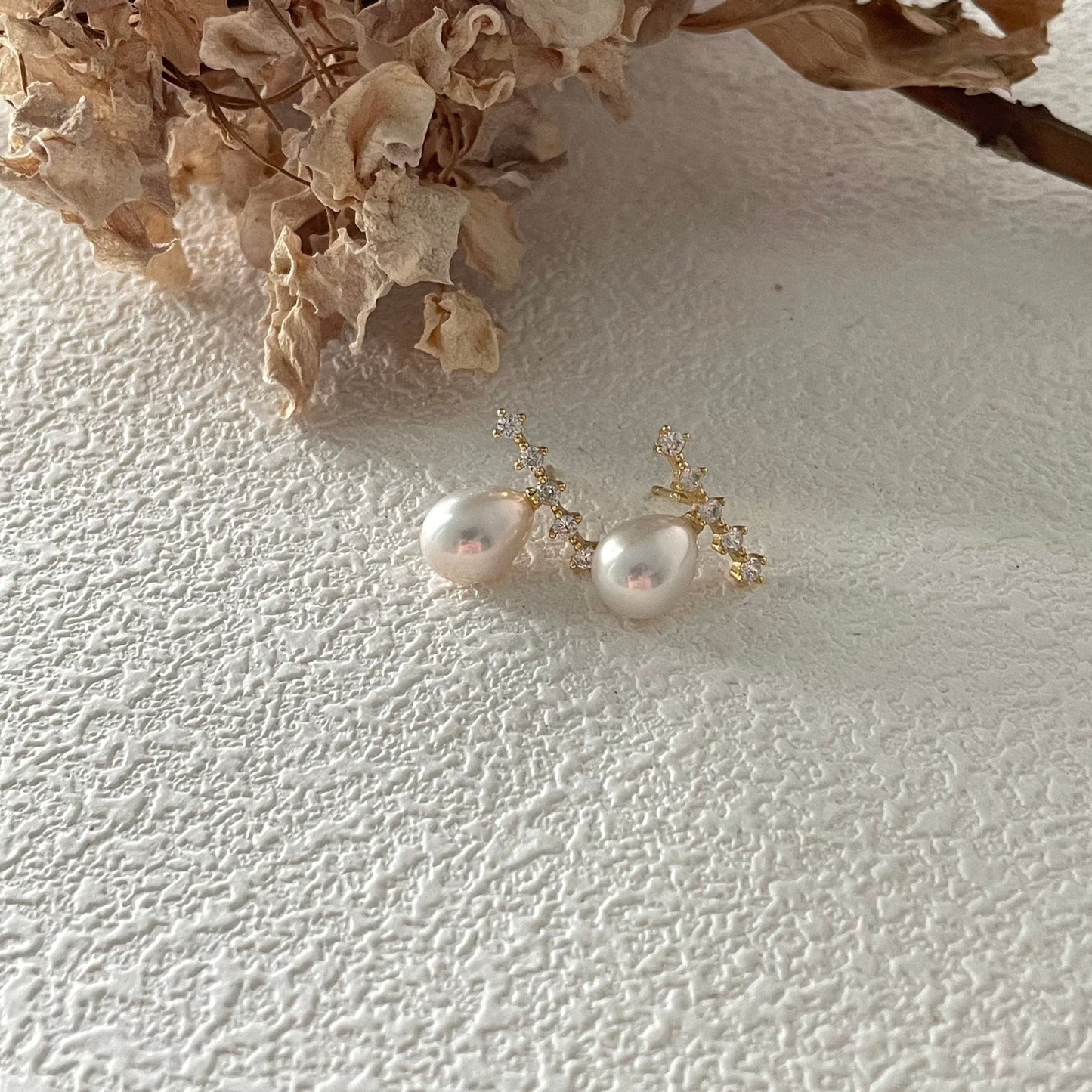 7-9mm Drop-Shaped Freshwater Pearl Round Horizontal Zirconia Earrings