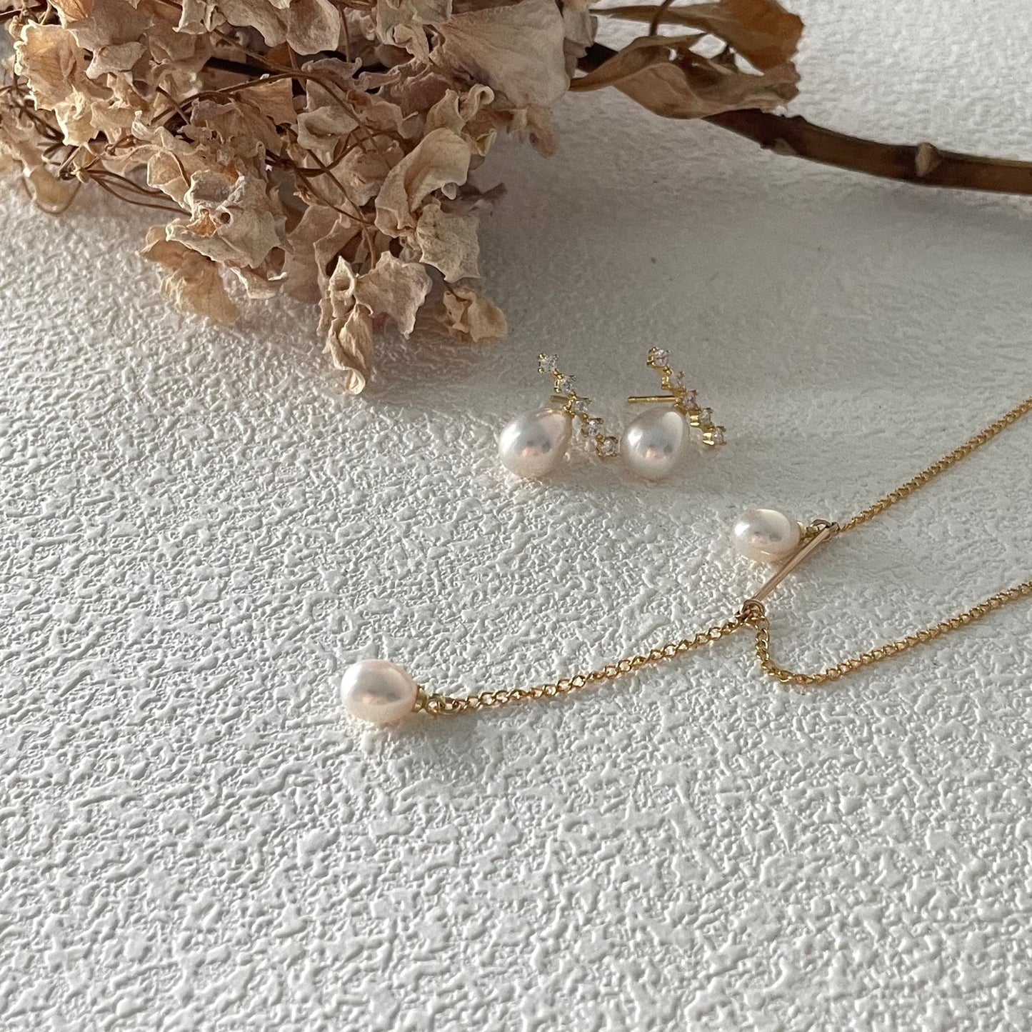 7-9mm Drop-Shaped Freshwater Pearl Round Horizontal Zirconia Earrings