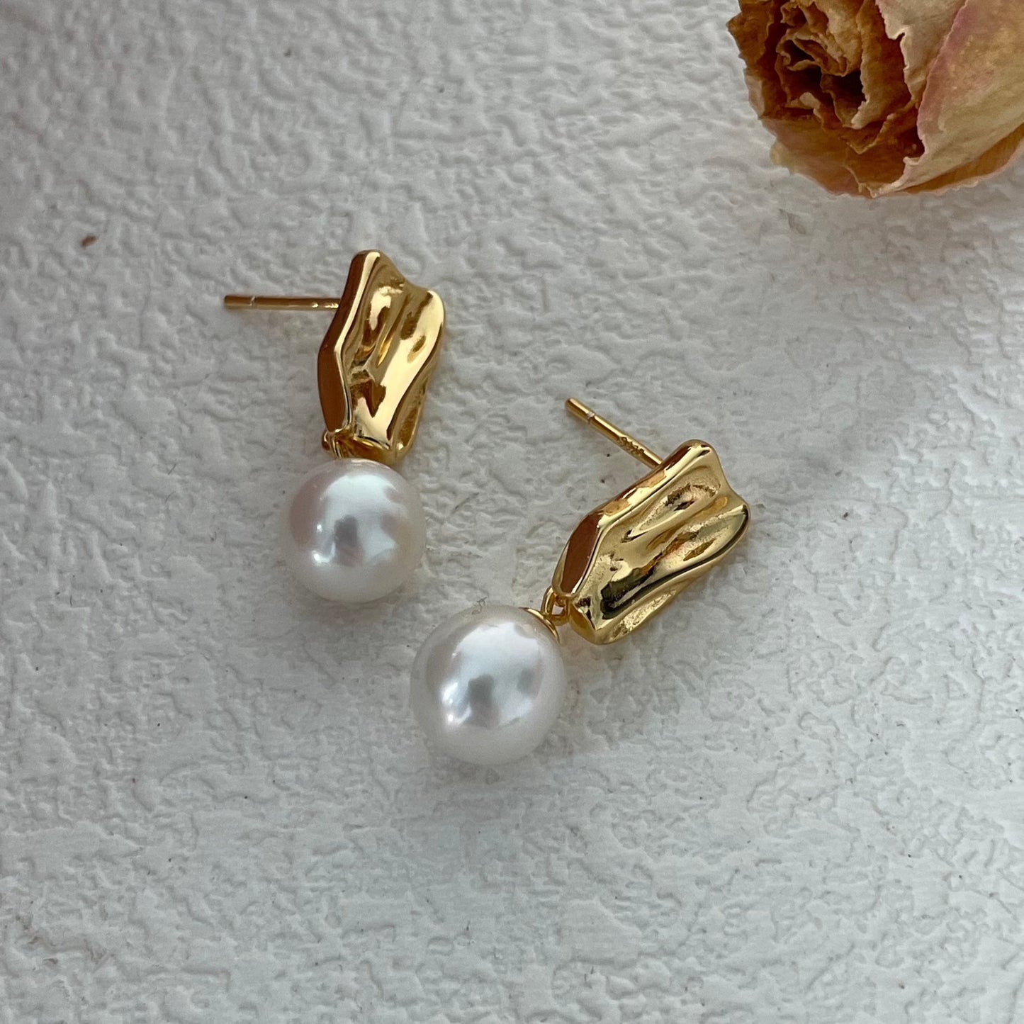 9-10mm White Freshwater Pearl Metal Drop Earrings