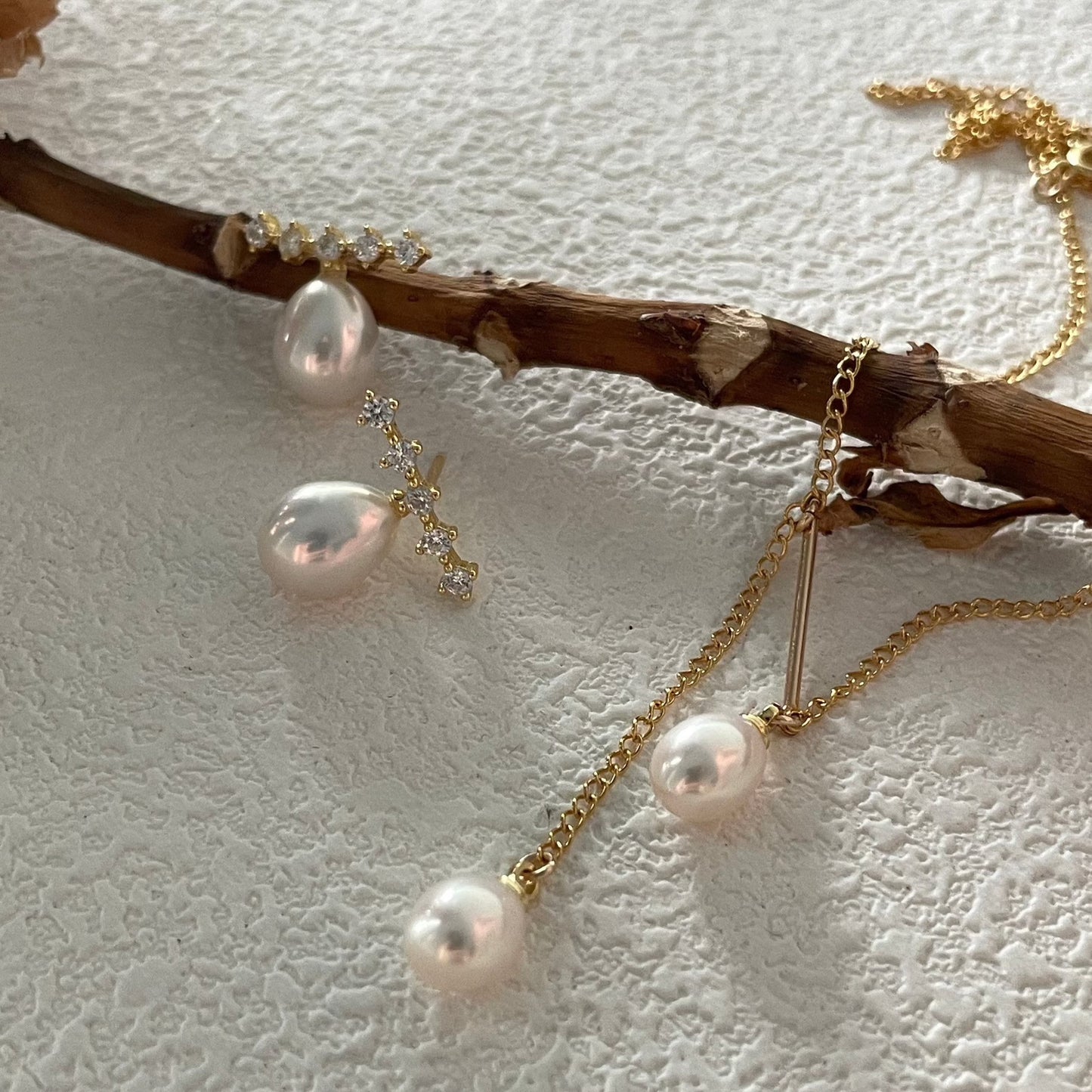 7-9mm Drop-Shaped Freshwater Pearl Round Horizontal Zirconia Earrings